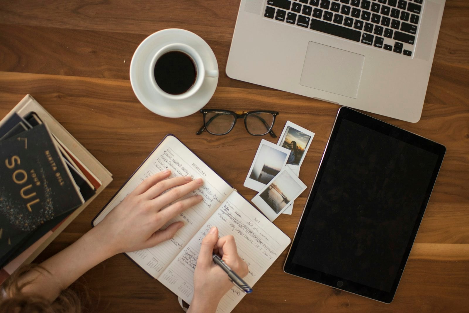 Funnel turning anonymous website traffic into B2B pipeline in 2026