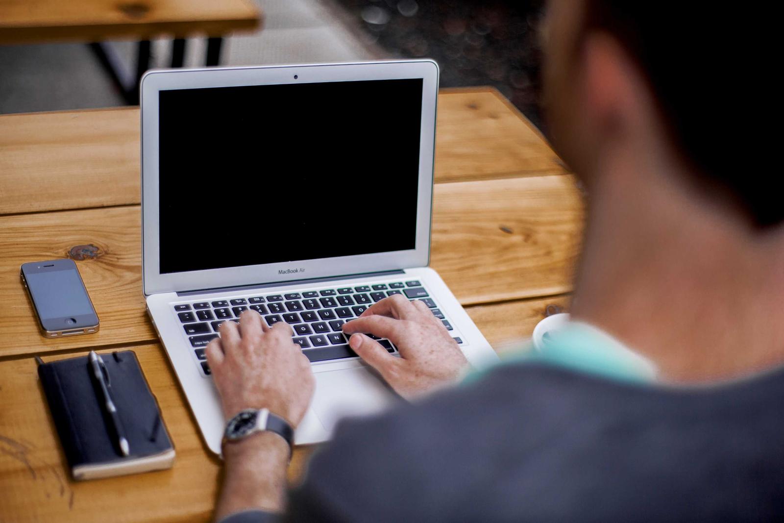 Visitor Identification for B2B Ecommerce: Strategies and Tools for 2026